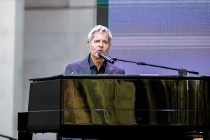 Polmonite interstiziale acuta per Baglioni, tour rinviato al 2027: video aggiornamento