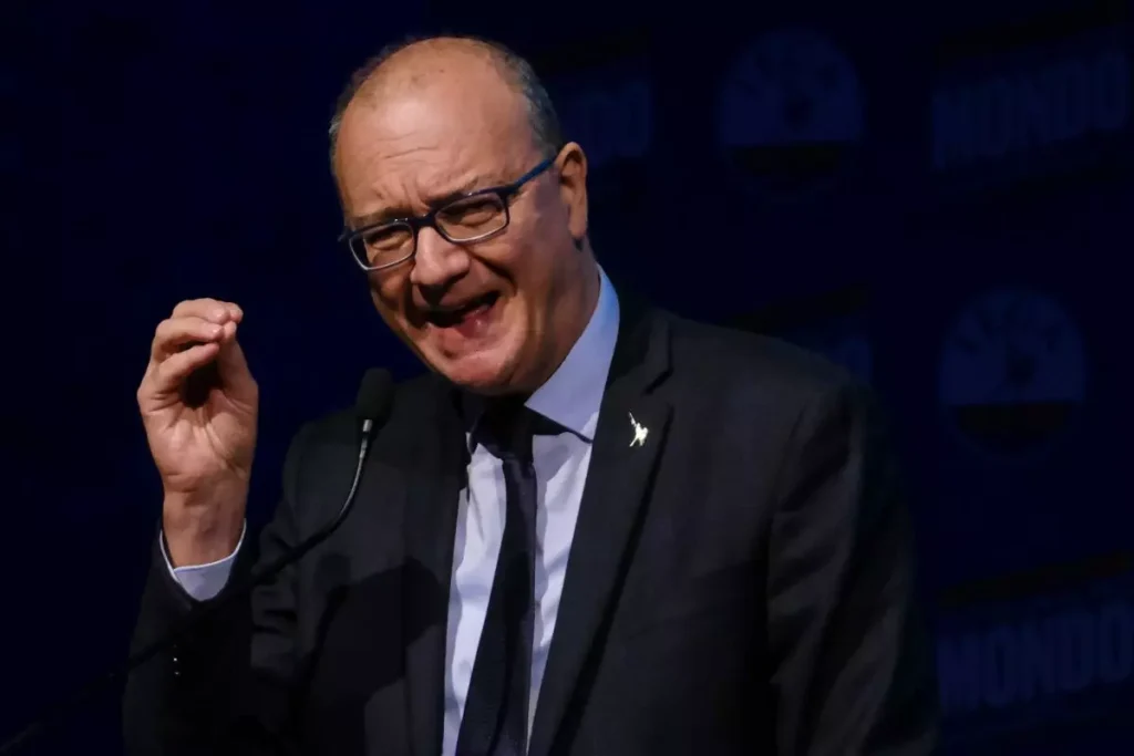 Professore aggredito da studenti 14enni: Valditara condanna la violenza senza indulgenza.