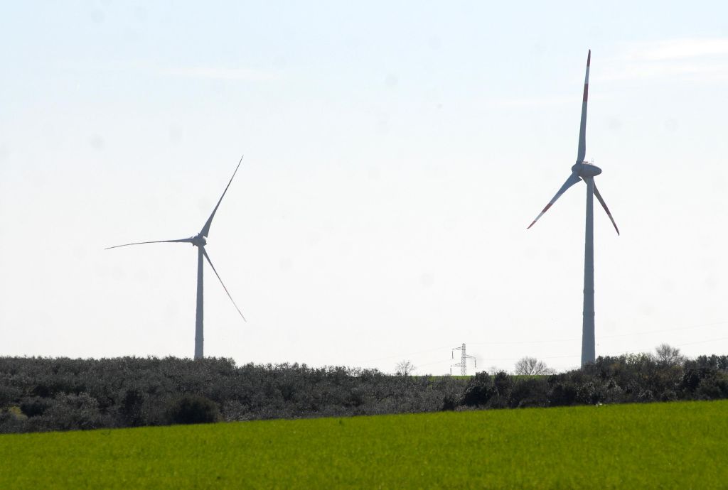 UE approva aiuti di stato da 23 miliardi per l’energia rinnovabile in Italia.