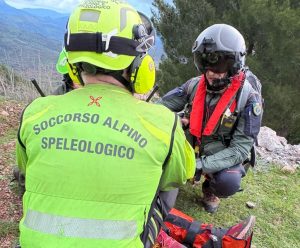 Speleologo salvato dopo ore bloccato a 120 metri di profondità nel Cuneese.
