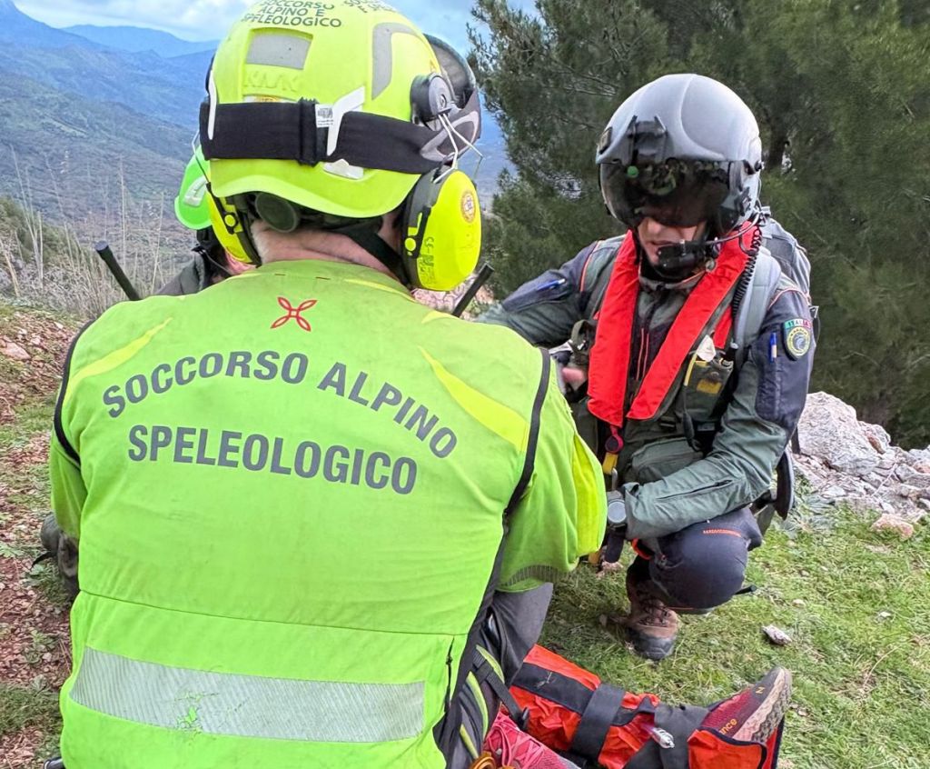 Speleologo salvato dopo ore bloccato a 120 metri di profondità nel Cuneese.
