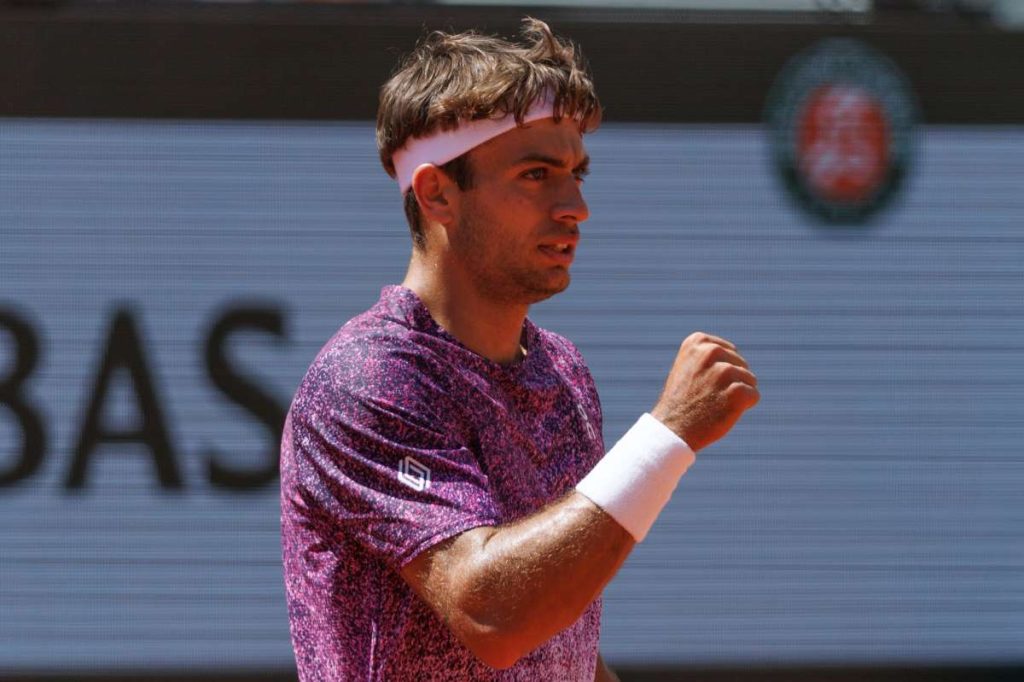 Cobolli conquista semifinale al Roland Garros battendo Auger-Aliassime: un italiano in finale!