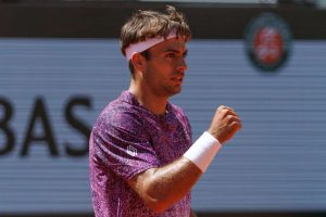 Cobolli conquista semifinale al Roland Garros battendo Auger-Aliassime: un italiano in finale!