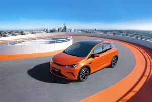 BYD Dolphin G DM-i: la compatta ibrida europea con autonomia oltre 1.000 km.