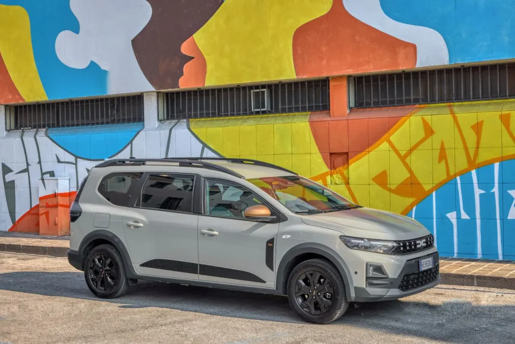 Dacia Jogger Hybrid 155: spazio e versatilità ideali per ogni avventura.