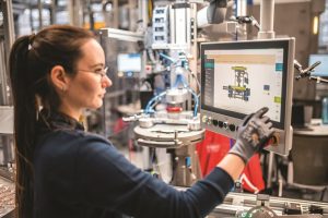 Bosch sigla un accordo milionario con Mercedes-Benz per motori elettrici innovativi.