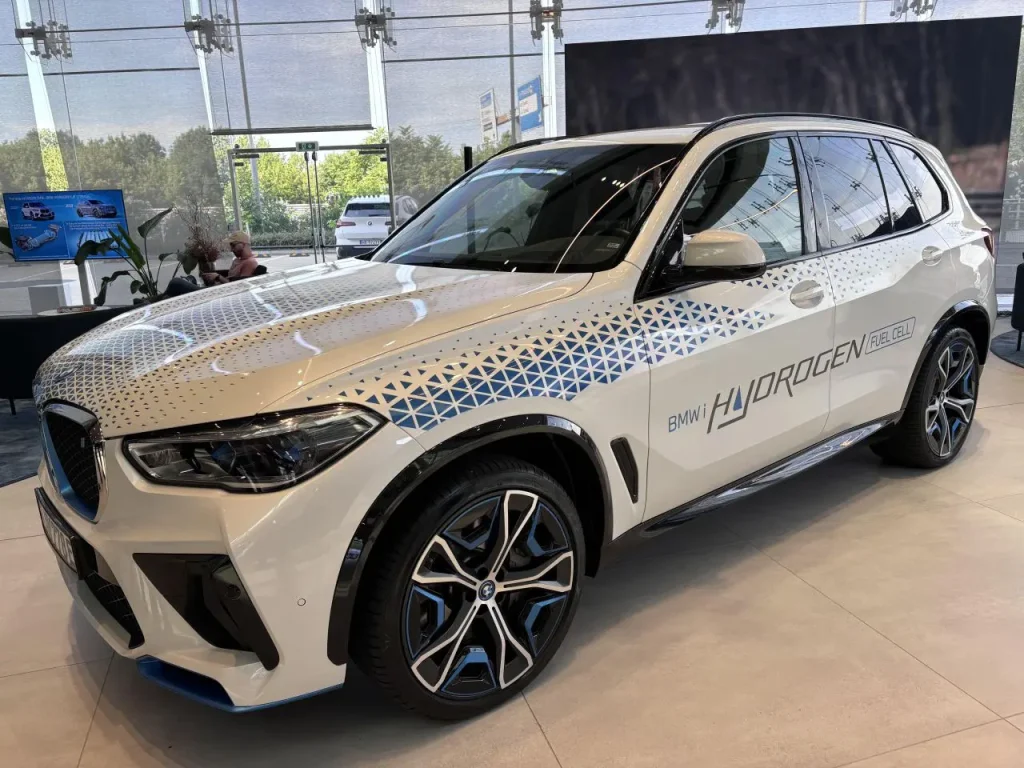 BMW e idrogeno: il futuro della mobilità sostenibile tra innovazione e infrastrutture necessarie.