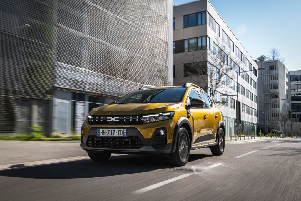 Dacia Sandero: design contemporaneo che affascina gli automobilisti italiani e offre stile e praticità.