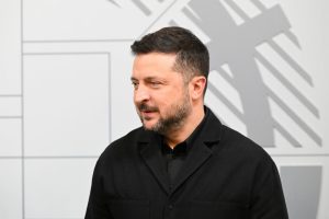 Zelensky: “Parlato con Trump, auguri e dialogo per la pace. Anche Putin lo contatta.”