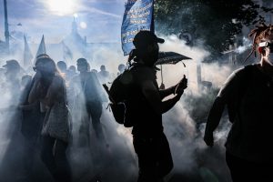 Ginevra, scontri tra manifestanti anti-G7 e polizia durante il vertice internazionale.