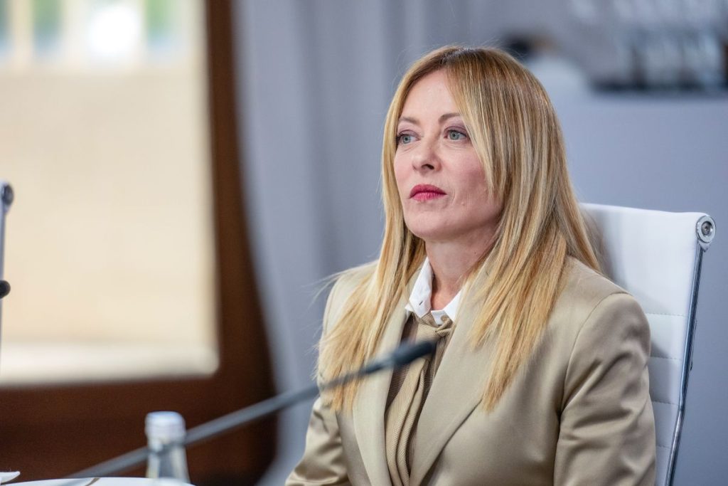 Meloni: “Oggi non sono antiamericana, ieri non ero inginocchiata.”