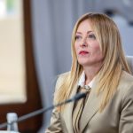 Meloni: “Oggi non sono antiamericana, ieri non ero inginocchiata.”