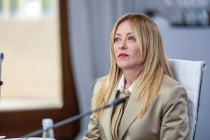 Meloni: “Oggi non sono antiamericana, ieri non ero inginocchiata.”