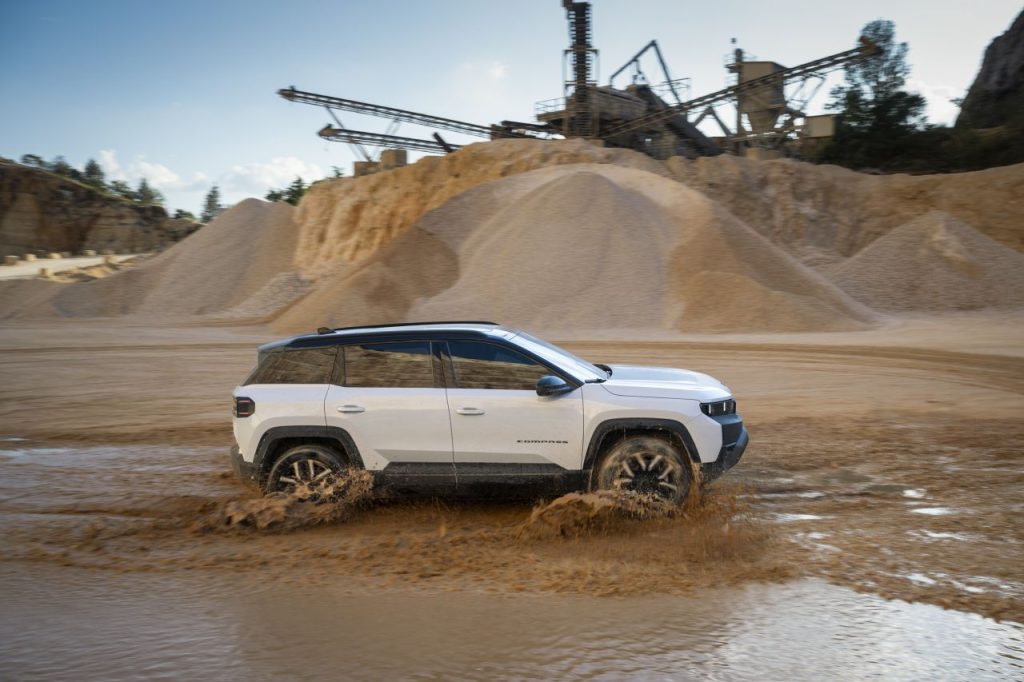 Nuova Jeep Compass 4XE: ordini aperti in Europa per il SUV elettrificato.