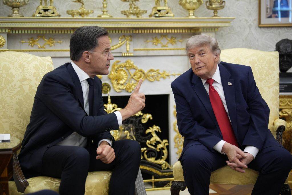 Rutte celebra Trump come “leader del mondo libero”, ma il presidente USA critica l’Italia.