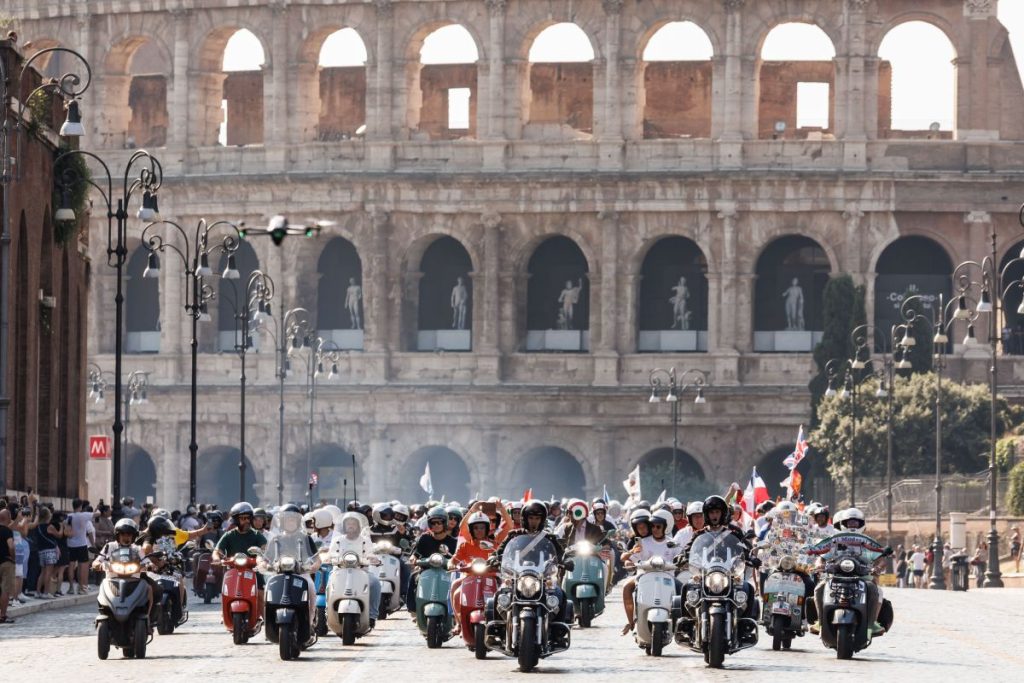 Vespa Parade: 25.000 modelli da 67 Paesi sfilano trionfalmente per le strade di Roma.