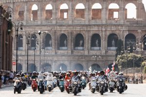 Vespa Parade: 25.000 modelli da 67 Paesi sfilano trionfalmente per le strade di Roma.