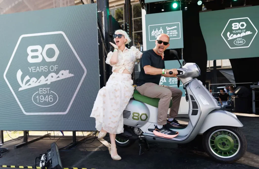 Vespa Ottantesimo: 1946 esemplari numerati per celebrare la storia iconica del scooter italiano.