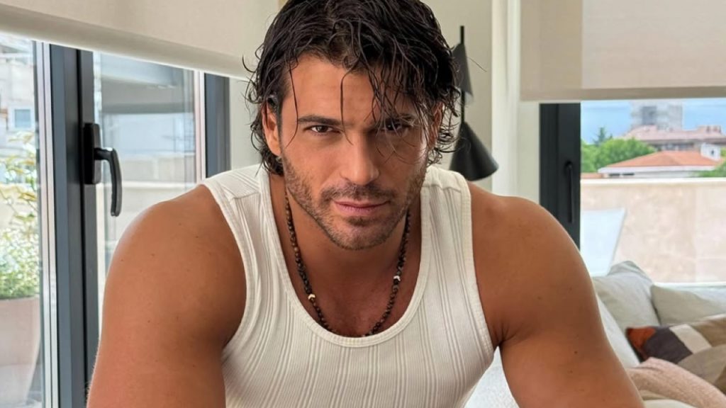 Can Yaman svela la sua eleganza: la collezione di spille e occhiali da sole.