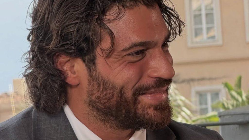 Can Yaman a Taormina: il tuffo da sogno che ha fatto impazzire il web.