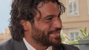 Can Yaman a Taormina: il tuffo da sogno che ha fatto impazzire il web.