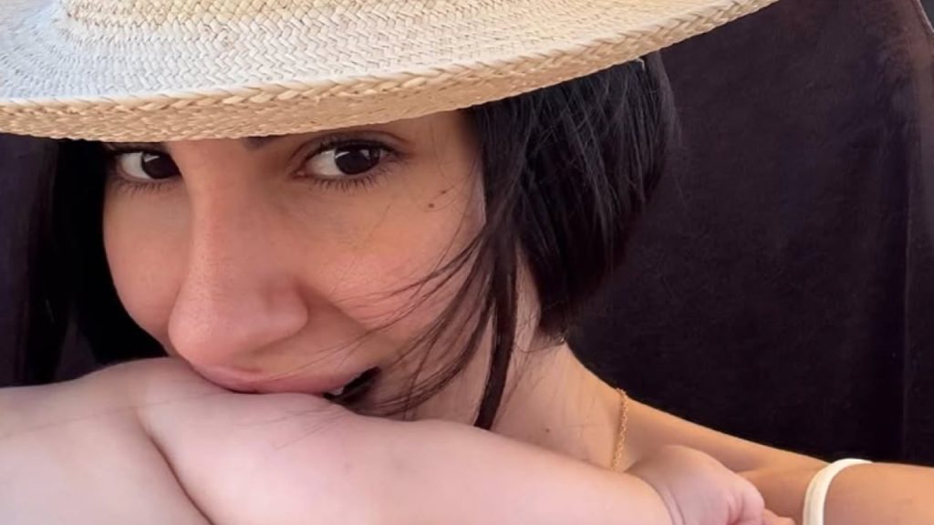 Giulia De Lellis furiosa per le foto rubate della figlia: “Sono disgustata e delusa”.