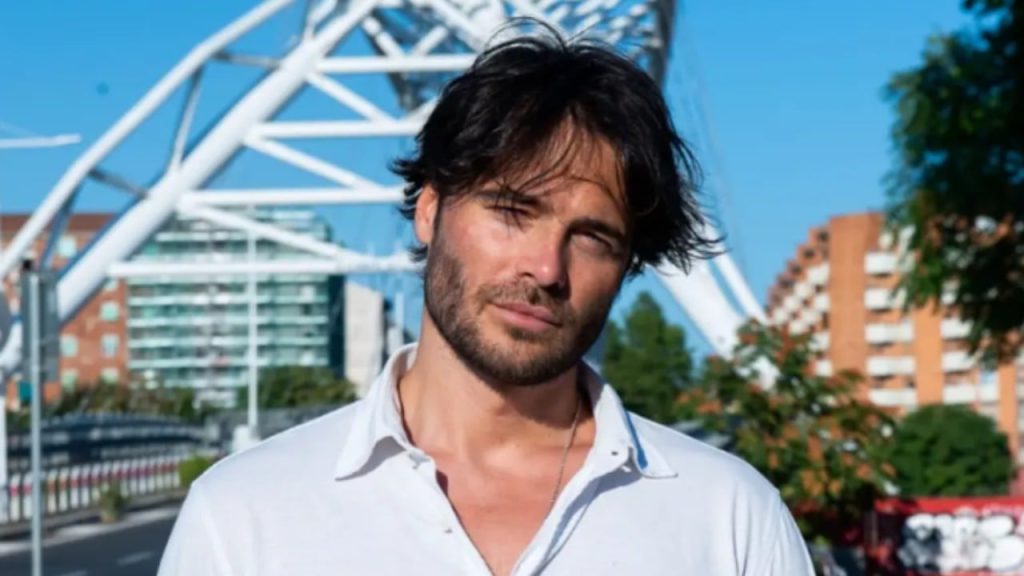 Giulio Berruti accetterà di partecipare al matrimonio di Aurora Ramazzotti, ma con una clausola.