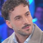 Andreas Muller di Amici si sottopone a un trapianto di capelli: “Era nell’aria”.