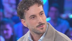 Andreas Muller di Amici si sottopone a un trapianto di capelli: “Era nell’aria”.