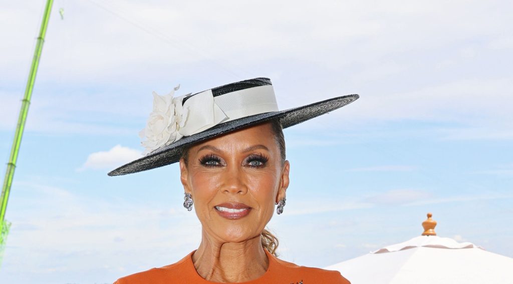 Vanessa Williams fa innamorare del papaya arancione a Royal Ascot: addio ai pastelli!