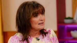 Scopri il vestito a fiori e pois di Lorraine Kelly, ora sotto £25 per l’estate!