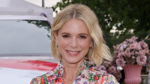 Emilia Fox svela il trend dell’estate: maxi dress blu e sandali, must-have imperdibile!