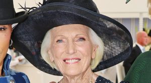Mary Berry sfoggia un’elegante veste a pois di Holland Cooper al Royal Ascot.