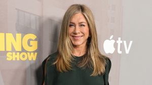 Jennifer Aniston incanta in un abito Victoria Beckham: eleganza senza tempo e fascino impeccabile.