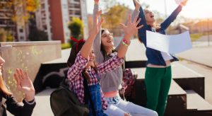 Estate e adolescenti: psicologi avvertono, social in crescita e rischi crescenti di disturbi alimentari.