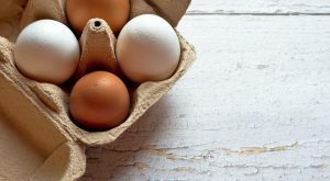 Uova marroni o bianche: scopri le differenze e le scelte dei supermercati.