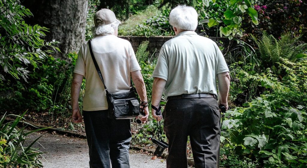 Perché camminare è più faticoso in età avanzata? Scopri i segreti del corpo.