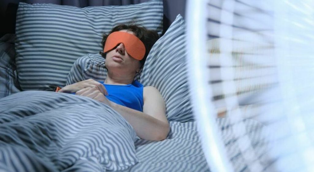 Notti tropicali a 28 gradi: segreti per un sonno ristoratore e frescante.