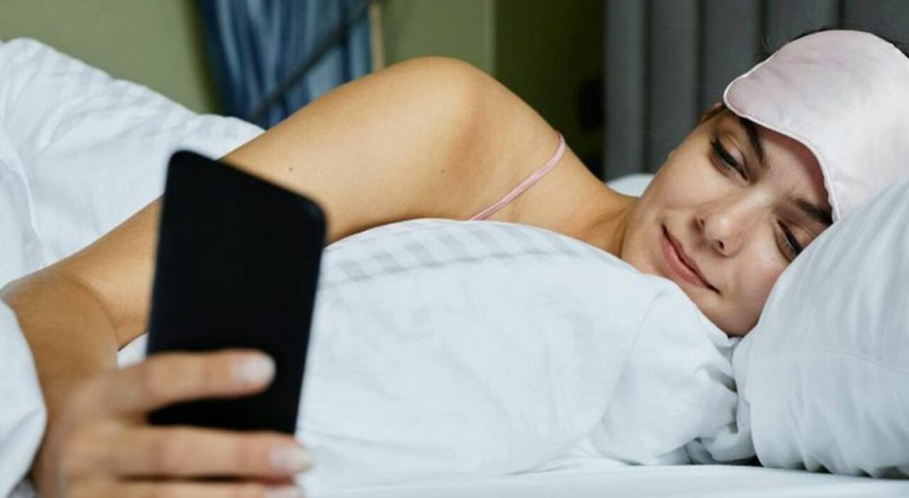 I rischi di controllare il telefono al risveglio: come influisce sul tuo cervello.
