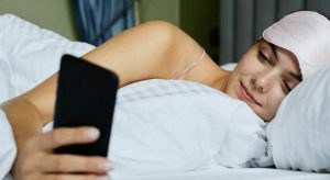 I rischi di controllare il telefono al risveglio: come influisce sul tuo cervello.