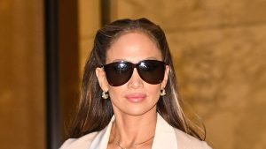 Jennifer Lopez incanta con un outfit rosa pastello: guida all’eleganza della gonna in satin.