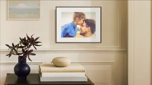 Il fantastico telaio fotografico e-ink di Aura sembra straordinariamente reale e non digitale.