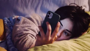 Cos’è il “bed rotting” e perché i giovani ne parlano tanto