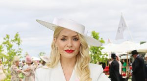 Holly Willoughby sfoggia la borsa di Kate Middleton al Royal Ascot con un blazer bianco elegante.