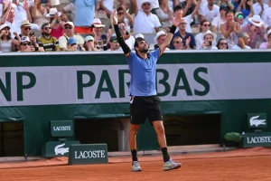 Italia trionfa a Parigi: Cobolli, Berrettini e Arnaldi conquistano i quarti di finale!