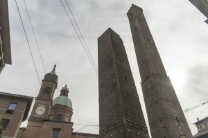 Bologna Maxima: Esplora Storie e Luoghi Iconici della città in Questa Guida Unica!