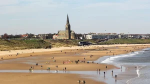 Scopri il fascino di questa spiaggia artistica nel nord dell’Inghilterra per la tua vacanza.