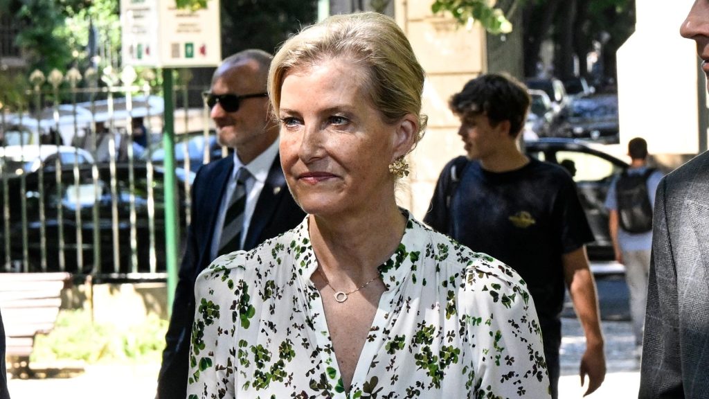Sofia di Wessex rievoca l’abito dell’anniversario in Portogallo: look da copiare appena smette di piovere!
