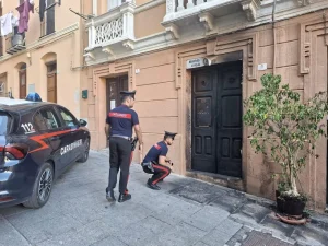 Incendio distrugge ingresso moschea a Cagliari: indagini in corso da parte dei Carabinieri.