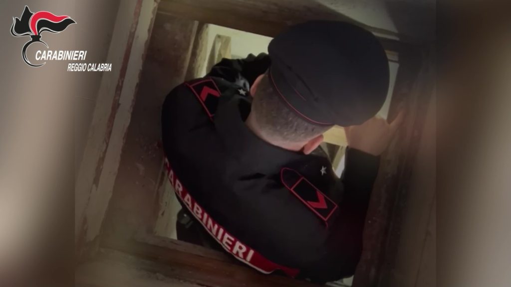 Bunker con camera di fuga e cunicoli segreti scoperto nella Locride